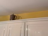 trois vases posés sur les placards de la cuisine