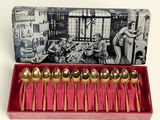 un lot de six cuillères en or dans un coffret rouge