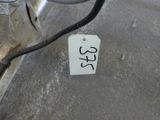une étiquette fixée sur le guidon d'une moto, à laquelle est attachée une étiquette de prix