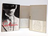 un livre sur lequel figure la photo d'un homme portant un masque