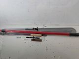 un stylo rouge et noir posé sur une table blanche