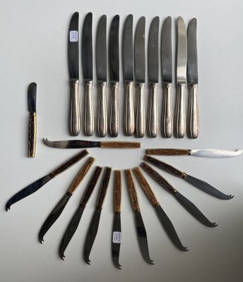 a lot of knives and knives that are on the table