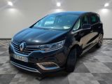 une voiture noire garée dans un garage au sol en damier