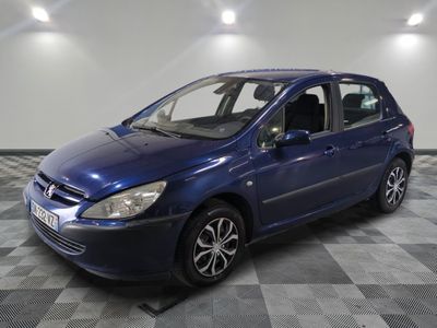 la photo d'une voiture bleue garée dans un garage