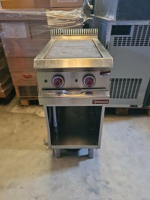 une cuisinière argentée avec deux feux sur le dessus