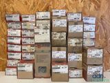 un grand nombre de boîtes empilées les unes sur les autres
