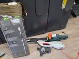 de nombreux outils qui traînent par terre à côté d'un réfrigérateur