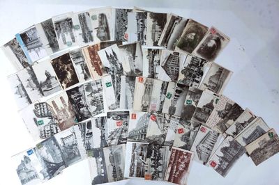un lot de vieilles cartes postales posées sur une table