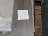 un morceau de bois sur lequel est accrochée une étiquette de prix