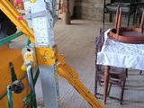 un camion jaune garé dans un garage