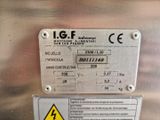 une étiquette au dos d'une machine sur laquelle est inscrit « i g f »