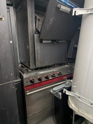 une image d'une cuisine commerciale avec des appareils en acier inoxydable