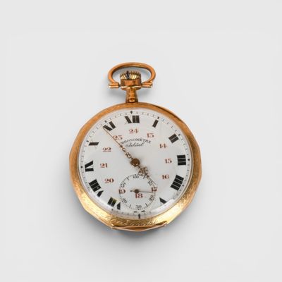 une montre de poche ancienne avec des chiffres romains sur le cadran