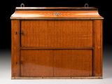 une armoire ancienne en bois, dotée de deux portes et d'un tiroir sur le dessus