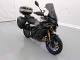 une moto garée dans une pièce