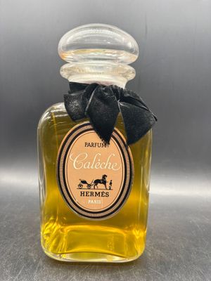 gros plan d'un flacon de parfum sur une table