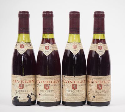trois bouteilles de vin sont alignées sur une surface blanche