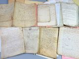 plusieurs vieux livres sont empilés sur une table