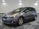 la voiture grise est garée dans le garage sur le sol en damier