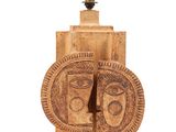 sculpture en bois représentant un visage surmonté d'une couronne