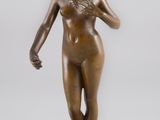 une image représentant une statue en bronze d'une femme sur un socle