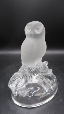 figurine en verre transparent représentant un hibou perché sur une branche d'arbre