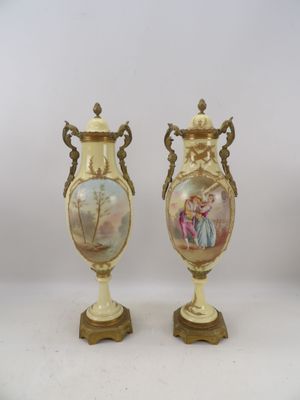 paire de vases anciens ornés de scènes peintes à la main