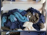 un présentoir de pulls et d'écharpes sur une étagère dans un magasin