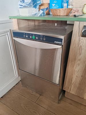 une photo d'un lave-vaisselle dans un coin de la cuisine