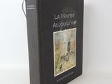 Le livre est posé sur une surface blanche, près d'un mur blanc.