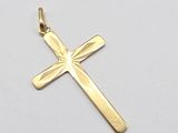 une image représentant un pendentif en forme de croix en or sur fond blanc