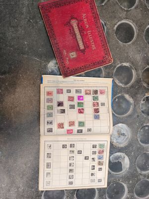 deux livres posés par terre l'un à côté de l'autre