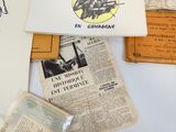 une pile de vieux journaux et d'autres objets posés sur une table