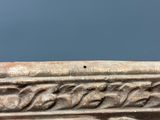 un gros plan d'un vase orné d'un oiseau