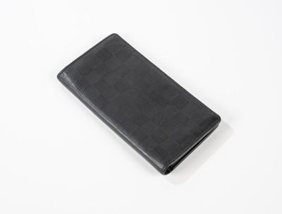 portefeuille sur fond blanc