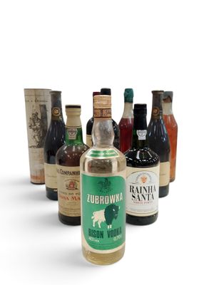 plusieurs bouteilles d'alcool sont alignées sur une surface blanche