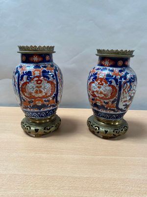 Paire de VASES balustre en porcelaine à décor Imari montés. …