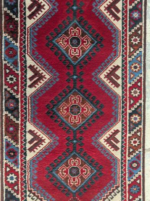 un tapis rouge et bleu orné d'un motif en forme de diamant