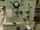 une machine posée sur le sol d'une pièce