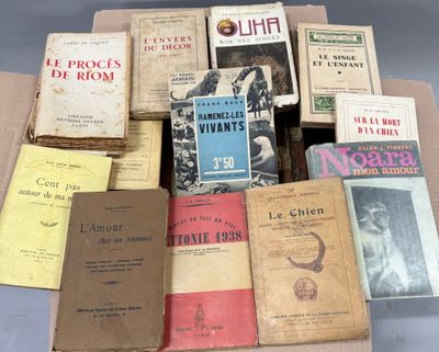 un grand nombre de livres posés sur une table