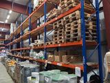 un grand entrepôt rempli de boîtes et de palettes
