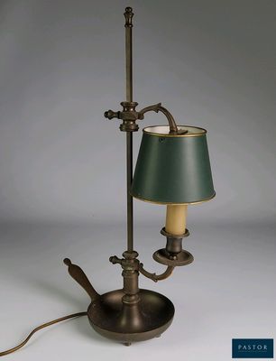 une image représentant une lampe munie d'un abat-jour vert