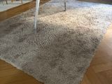 une personne assise sur un canapé dans un salon