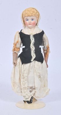Poupée de mode de type parisienne à tête et buste en biscuit