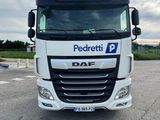 un camion blanc garé dans un parking