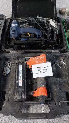 une trousse à outils posée sur le sol