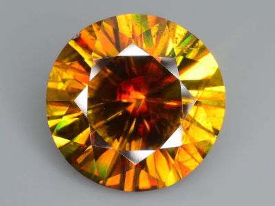 gros plan d'un diamant jaune sur une surface blanche