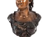 un buste antique en bronze représentant une femme, posé sur un socle en marbre