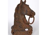 une image représentant une statue de tête de cheval avec un anneau dans la bouche