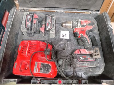 Les outils se trouvent dans la mallette posée sur la table, prêts à l'emploi.